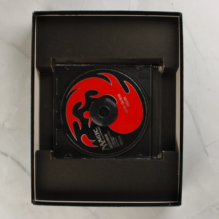 A Magic: The Gathering CD-ROM lemez a doboz belsejében