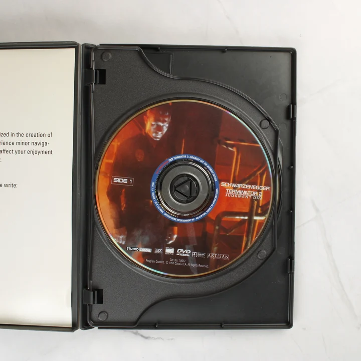 Nyitott Terminator 2 DVD tok az első oldalas lemezzel