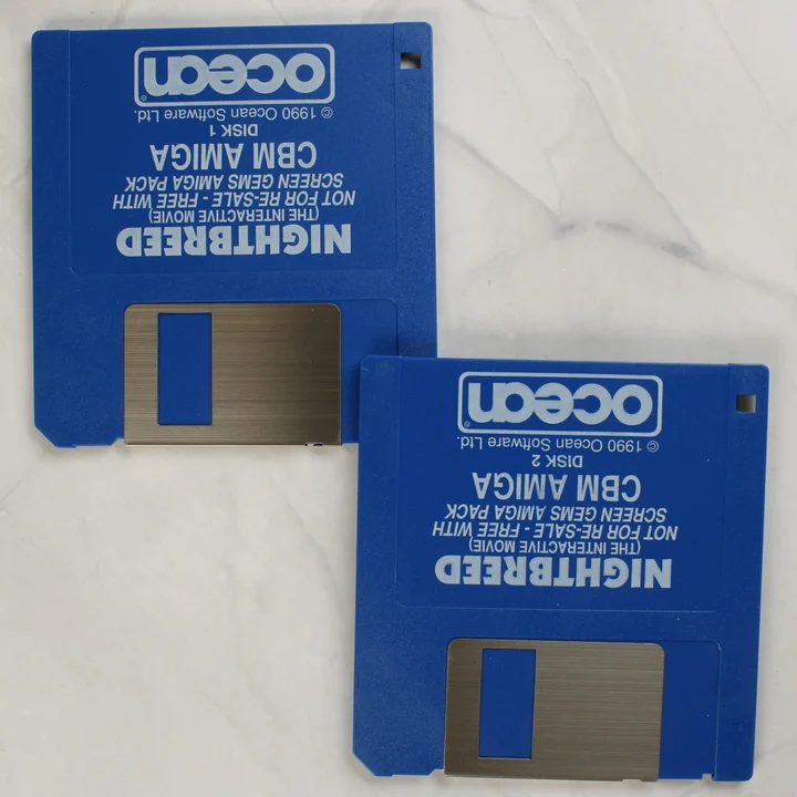 Nightbreed Amiga floppyk Két kék Amiga floppy lemez