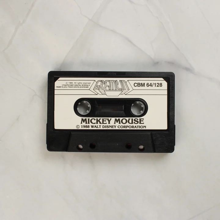Fekete színű Mickey Mouse videójáték kazetta Commodore 64-hez