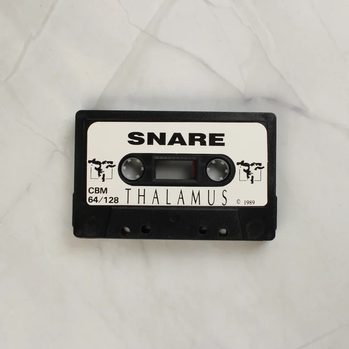 A Snare videójáték fekete kazettája fehér címkével