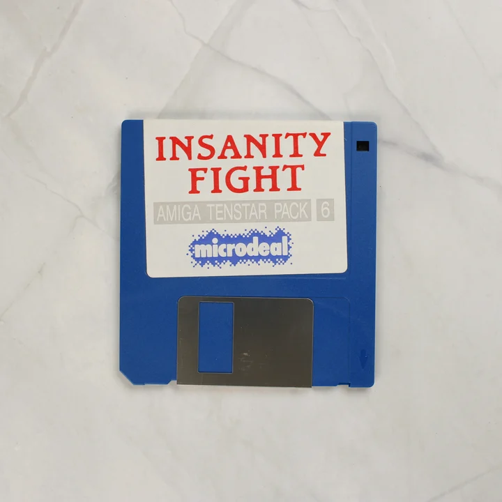 Kék színű 3,5 colos floppy lemez Insanity Fight felirattal.