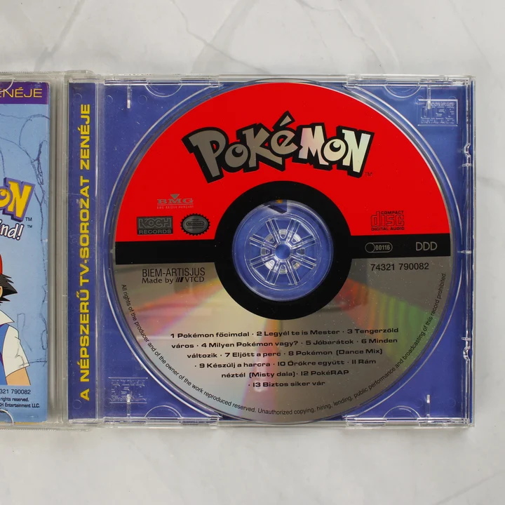 A Poké-labda mintás Pokémon CD lemez a tokban
