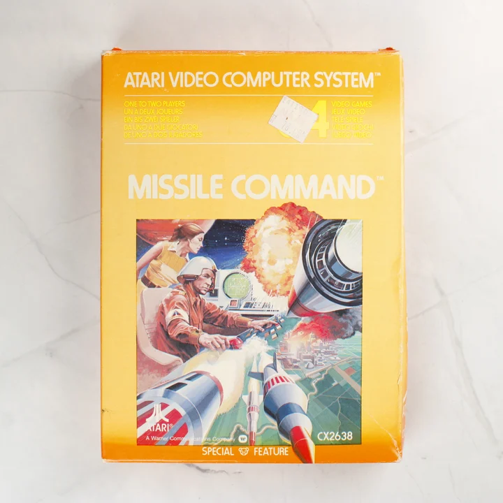 A Missile Command videójáték sárga színű dobozának előlapja Atari logóval.