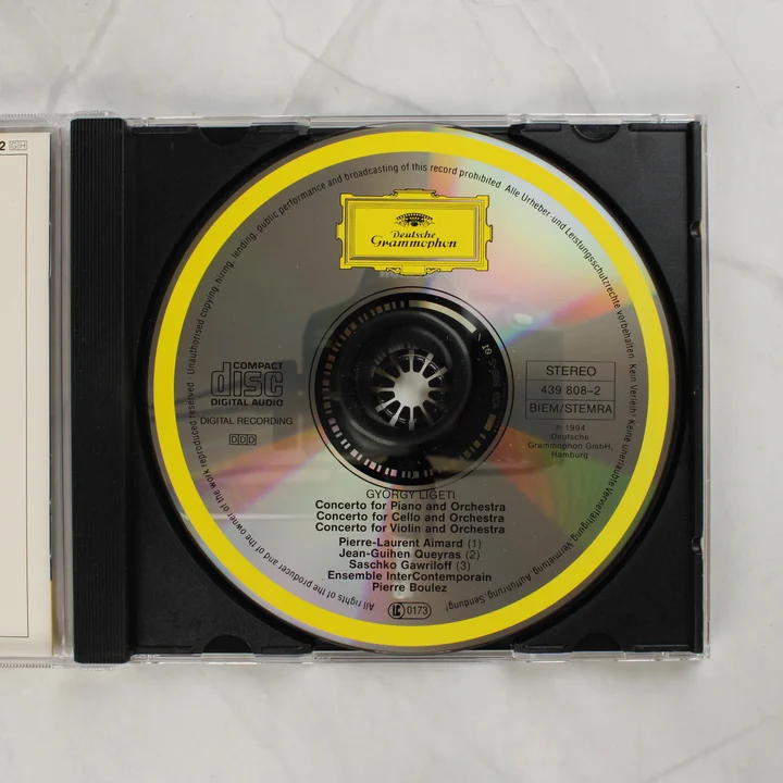 A Ligeti Concertos CD lemez a nyitott tokban