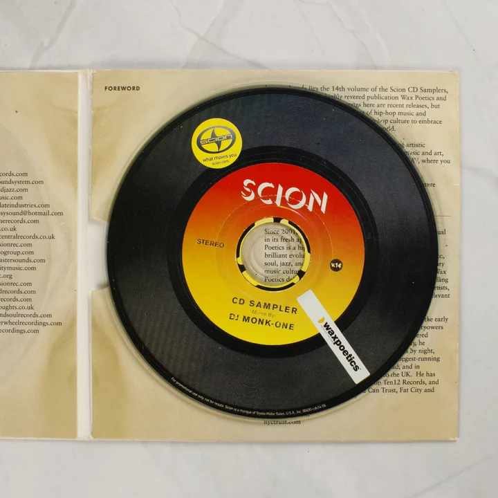 Nyitott Scion CD tok a bakelit mintázatú lemezzel