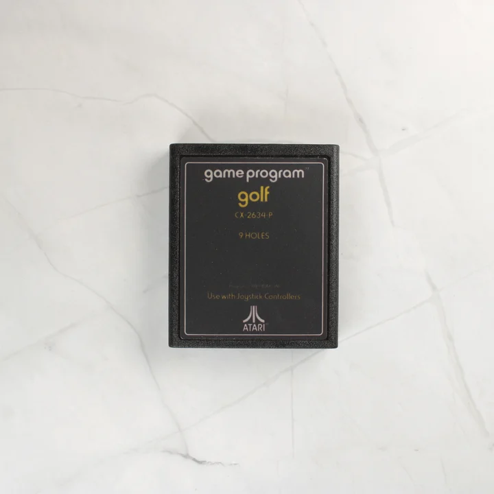 A Golf videójáték fekete cartridge-e Atari 2600 konzolhoz