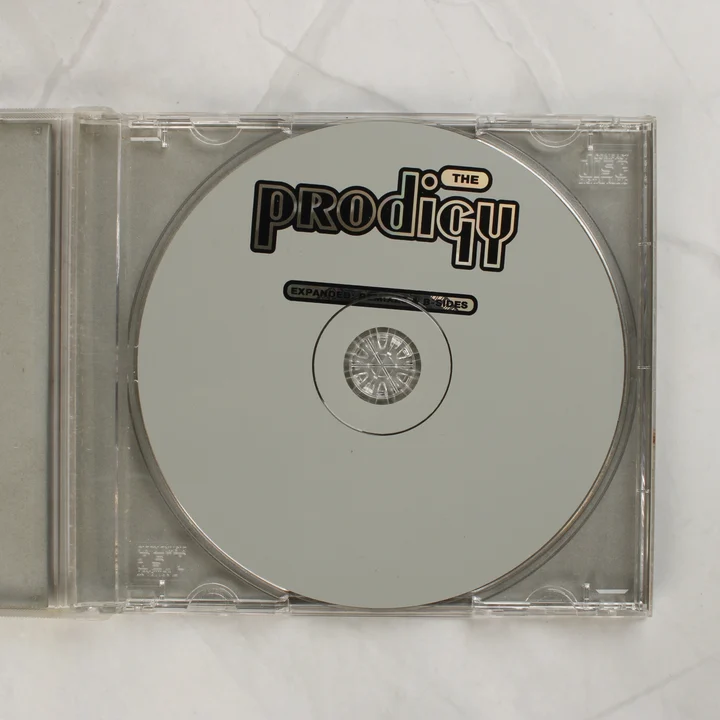 A nyitott CD-tok az ezüst színű lemezzel