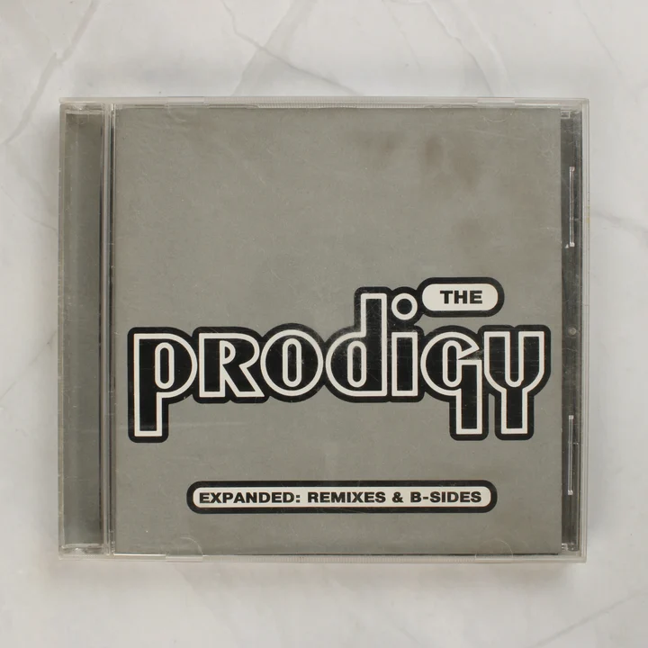 The Prodigy Expanded Remixes & B-Sides CD előlapja szürke háttérrel
