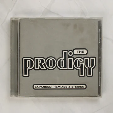 The Prodigy Expanded Remixes & B-Sides CD előlapja szürke háttérrel