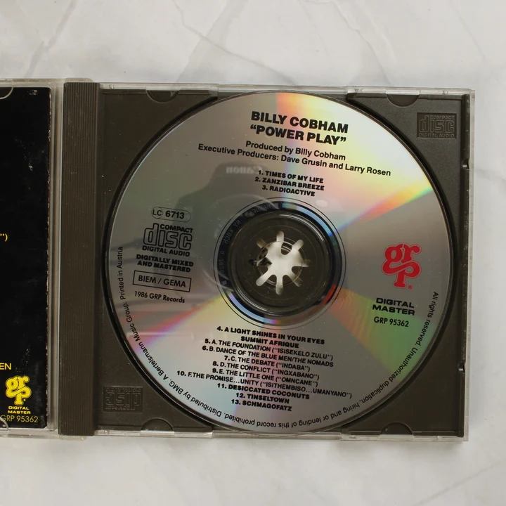 Nyitott CD-tok a Billy Cobham Power Play lemezzel