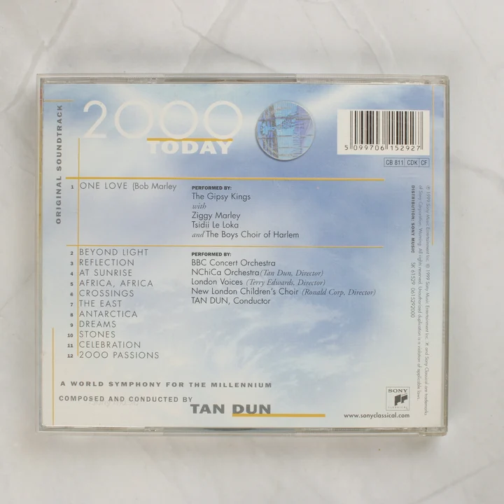 A 2000 Today CD album hátlapja a számlistával és vonalkóddal