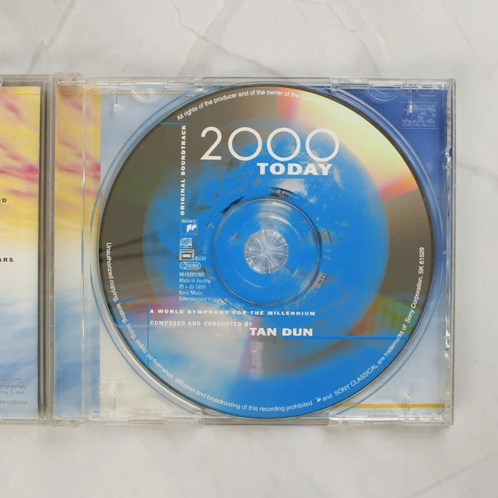 A 2000 Today zenei CD lemez a nyitott tokban