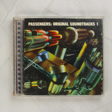 Passengers: Original Soundtracks 1 CD előlapja futurisztikus grafikával