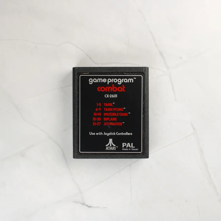 A Combat videójáték cartridge fekete címkével