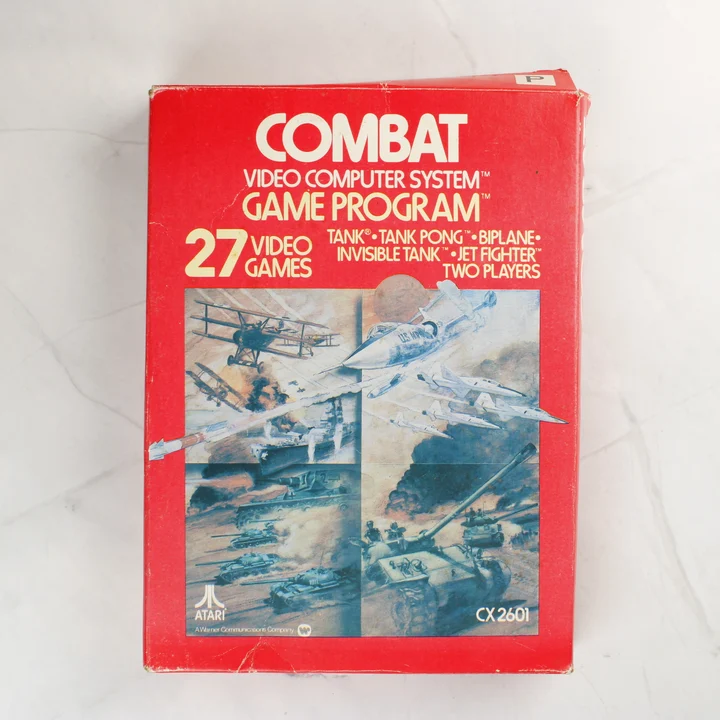 Az Atari 2600 Combat játék piros dobozának elölnézete