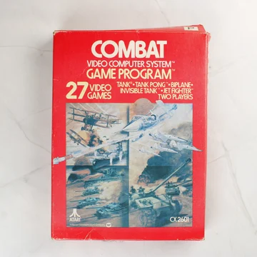 Az Atari 2600 Combat játék piros dobozának elölnézete