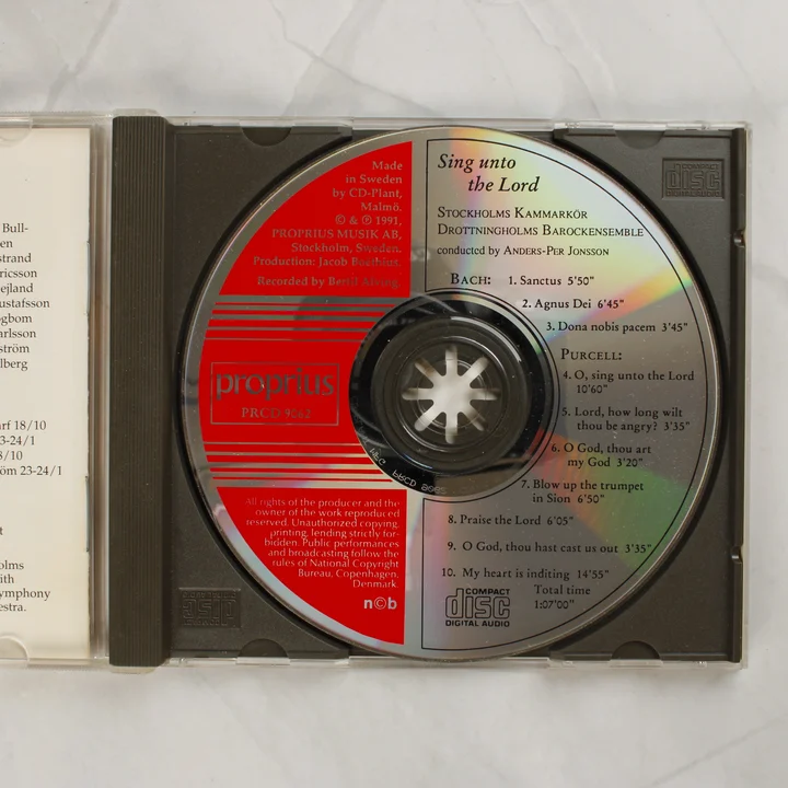 Nyitott CD-tok a lemezzel és a belső inzerttel
