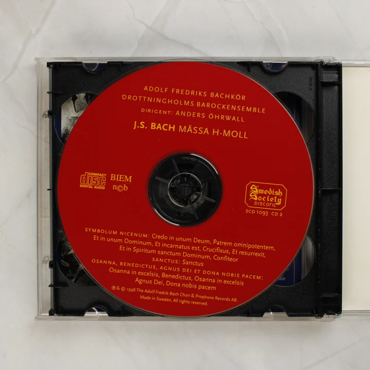 A második piros színű CD lemez a tokban