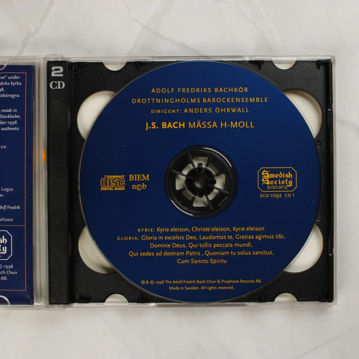 Az első kék színű CD lemez a tokban