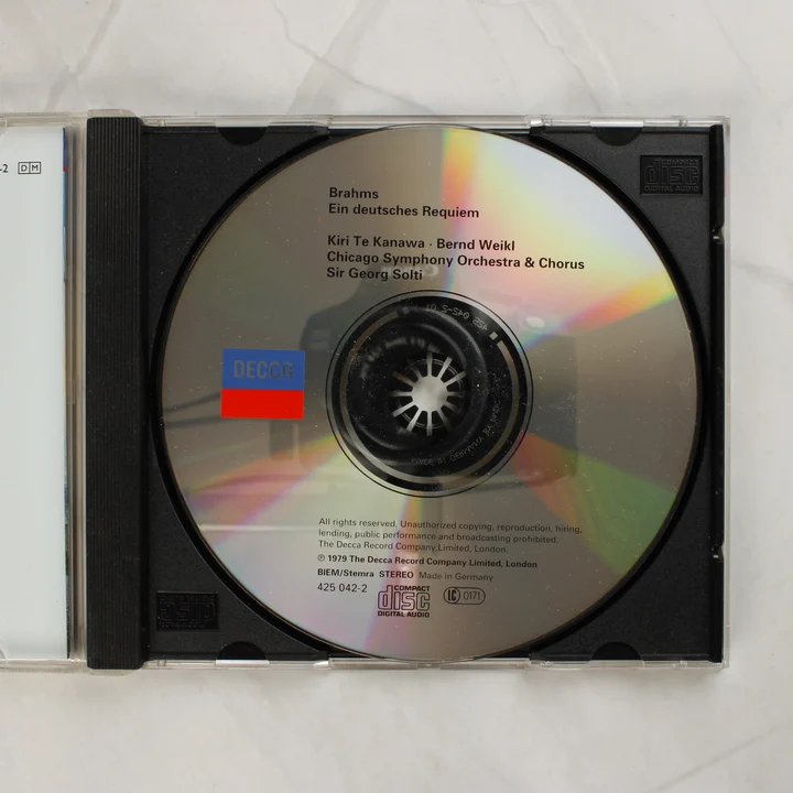 A nyitott CD-tok a lemezzel