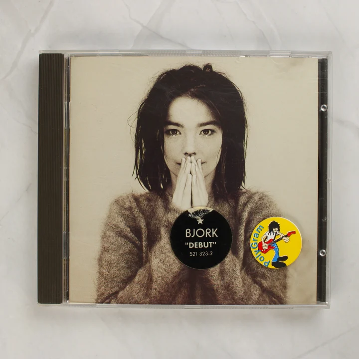 Björk Debut CD album előlapja portréval és matricákkal