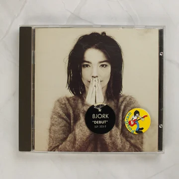Björk Debut CD album előlapja portréval és matricákkal