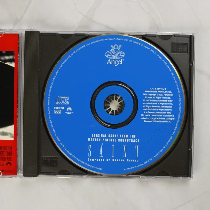 Kék színű The Saint filmzene CD a nyitott tokban