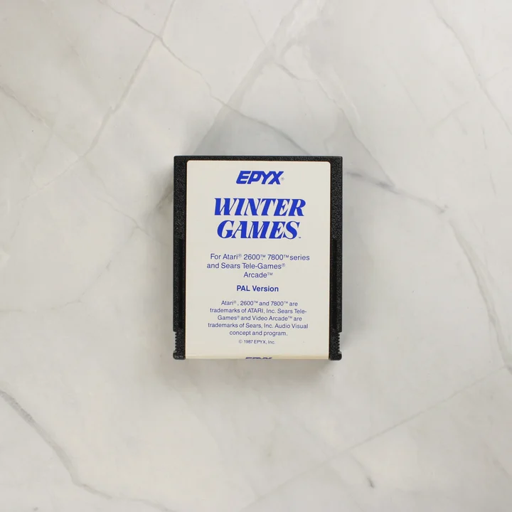 Winter Games cartridge A Winter Games videójáték fekete műanyag cartridge-e fehér címkével.