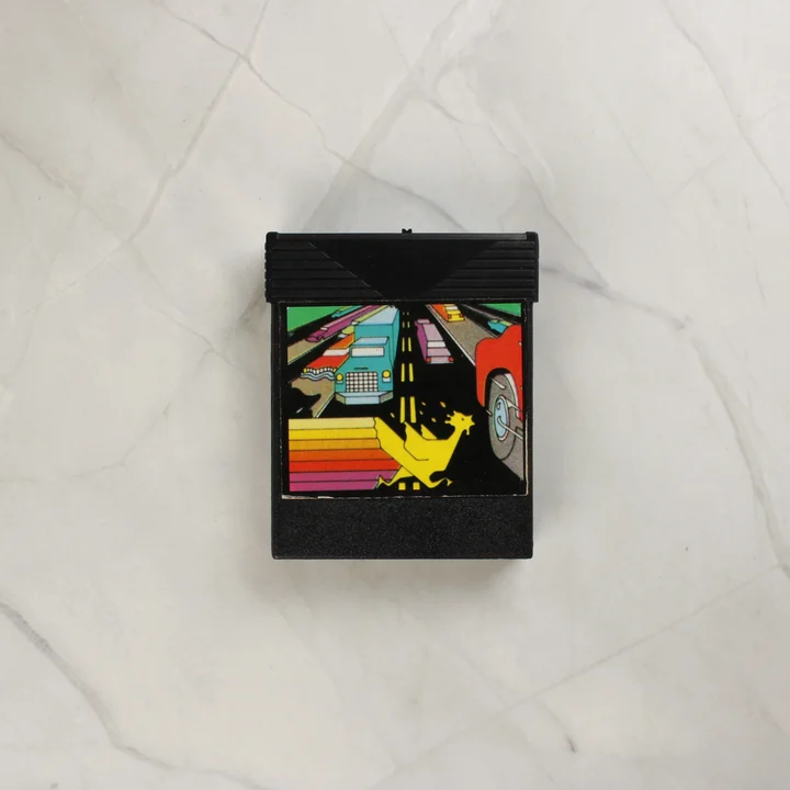 Fekete videójáték cartridge színes matricával