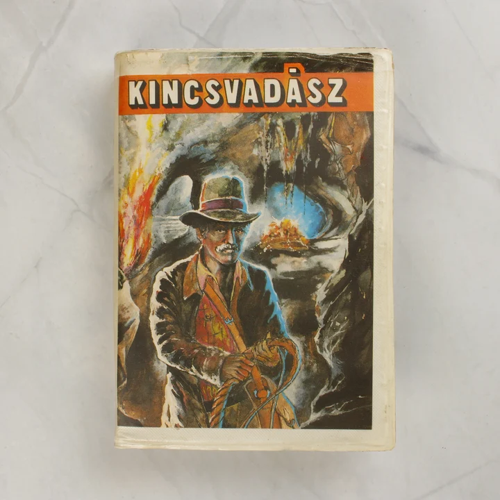 Kincsvadász videójáték kazetta borítója kalandorral