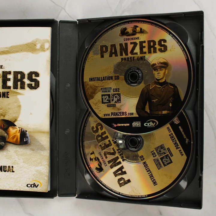 Codename: Panzers Phase One nyitott tok két CD-vel