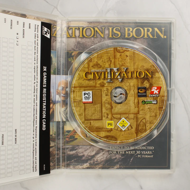 Nyitott műanyag tok a Civilization IV DVD lemezzel és regisztrációs kártyával
