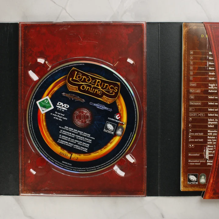 The Lord of the Rings Online Compilation Pack nyitott tokja az első lemezzel és a billentyűzetkiosztással