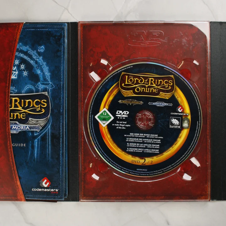 The Lord of the Rings Online Compilation Pack nyitott tokja a második lemezzel és az útmutatóval