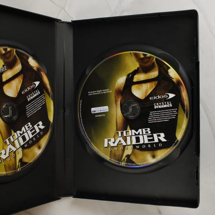 Tomb Raider Underworld nyitott DVD-tok lemezekkel