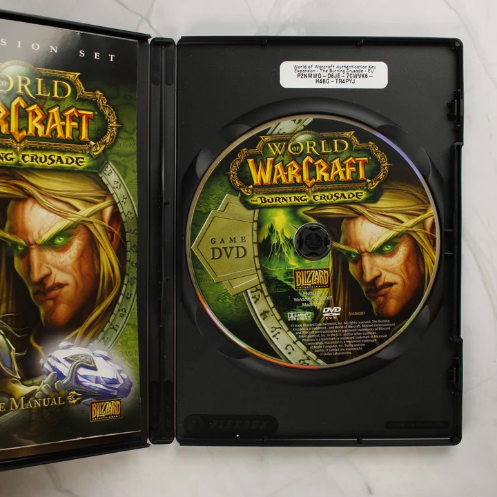 A World of Warcraft: The Burning Crusade nyitott tokja a lemezzel és a kézikönyvvel