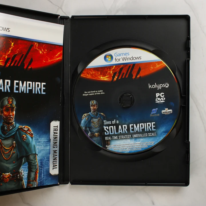 Sins of a Solar Empire nyitott tok lemezzel és kézikönyvvel