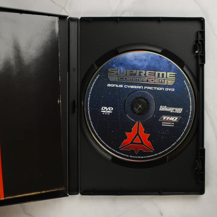 Nyitott műanyag tok a bónusz DVD lemezzel