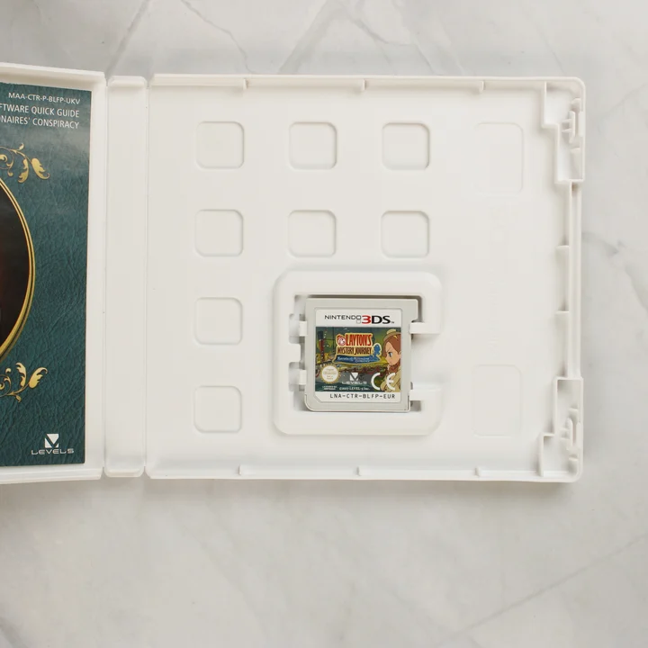 Nyitott Nintendo 3DS tok a játékkal