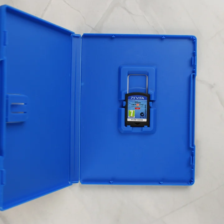 Nyitott Disney Infinity 2.0 PS Vita tok a cartridge-dzsel
