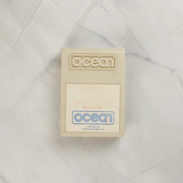 Toki videójáték cartridge Commodore 64-hez elölnézetből