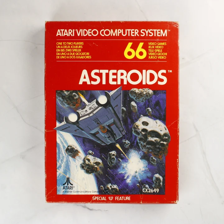 Az Asteroids videójáték piros dobozának elölnézete