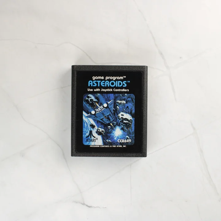 Az Asteroids videójáték cartridge-e felülnézetből