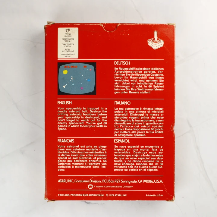 Az Asteroids videójáték dobozának hátoldala többnyelvű leírással