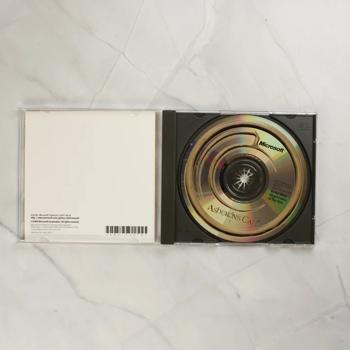 Asheron's Call játéklemez a nyitott CD-tokban