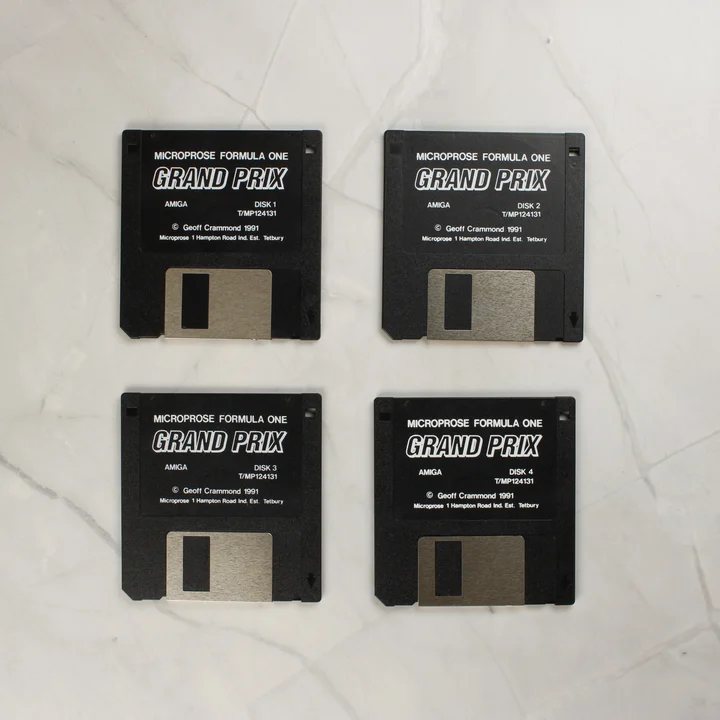 Négy darab 3,5 colos floppy lemez a játékhoz