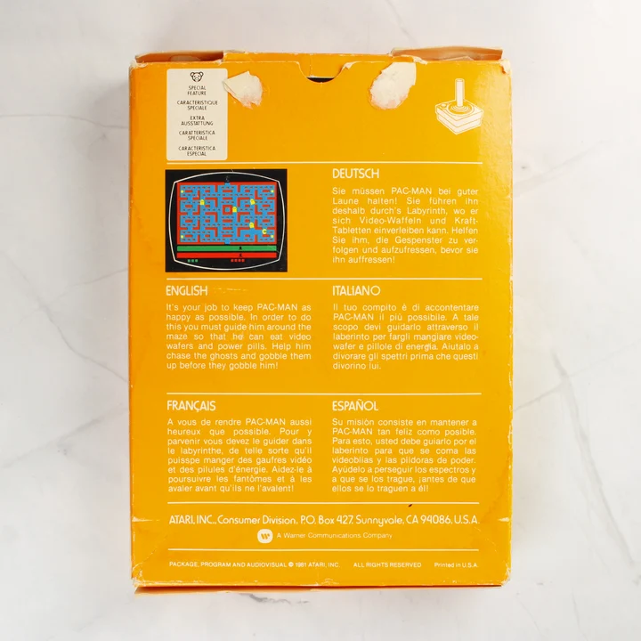 Az Atari 2600 Pac-Man játék dobozának hátoldala többnyelvű leírással