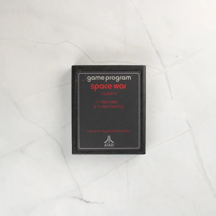 Fekete Atari Space War cartridge piros és fehér feliratokkal.