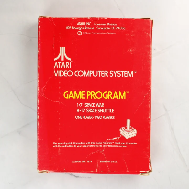 Az Atari Space War játék dobozának hátoldala piros alapon fehér szöveggel.
